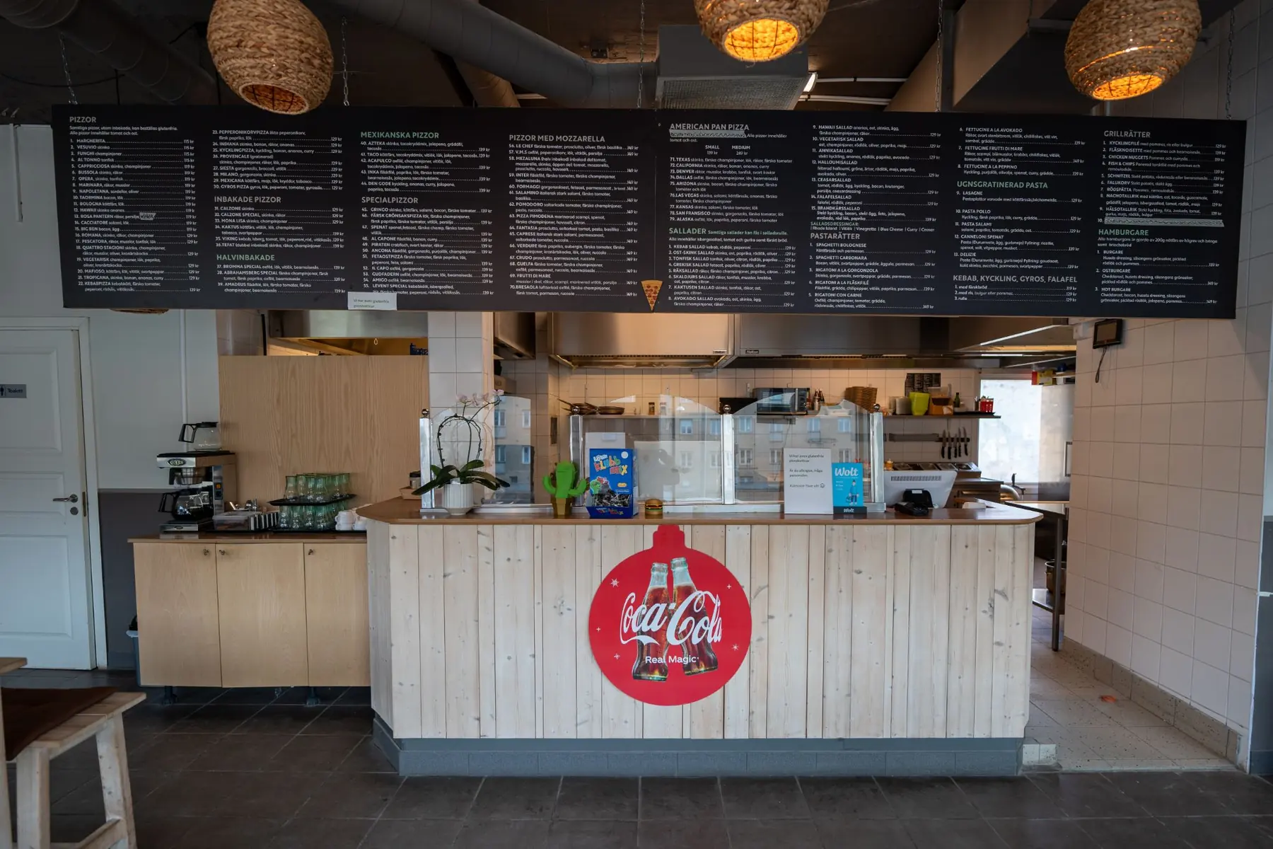 Disken och menytavlan inne på Pizzeria Kaktusen i Bromma